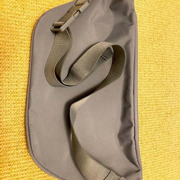 Calvin Klein lightweight sling bag - Picture 5 of 6